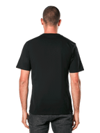 Alpinestars Ride 4.0 CSF Tee, achteraanzicht, zwart t-shirt met korte mouwen, casual sportkleding geïnspireerd op de motorsport, gedragen door man met donkere jeans