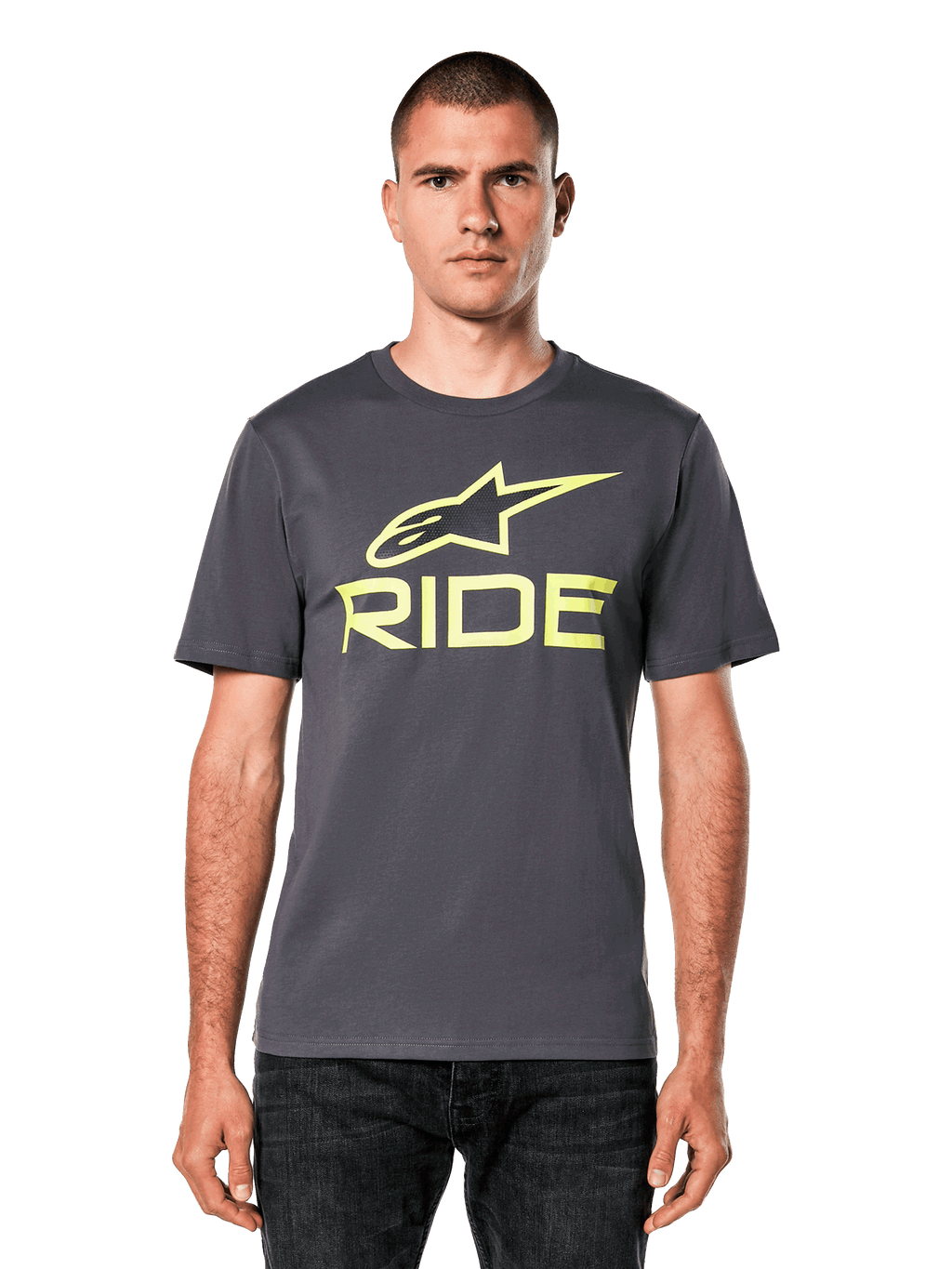 Alpinestars Ride 4.0 CSF T-shirt, T-shirt met korte mouwen, donkergrijs met limoengele Astars en Ride-logo, casual motorsport streetwear, gedragen door een model met donkere jeans tegen een witte achtergrond