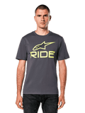 Alpinestars Ride 4.0 CSF T-shirt, T-shirt met korte mouwen, donkergrijs met limoengele Astars en Ride-logo, casual motorsport streetwear, gedragen door een model met donkere jeans tegen een witte achtergrond