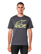 Alpinestars Ride 4.0 CSF T-shirt, T-shirt met korte mouwen, donkergrijs met limoengele Astars en Ride-logo, casual motorsport streetwear, gedragen door een model met donkere jeans tegen een witte achtergrond