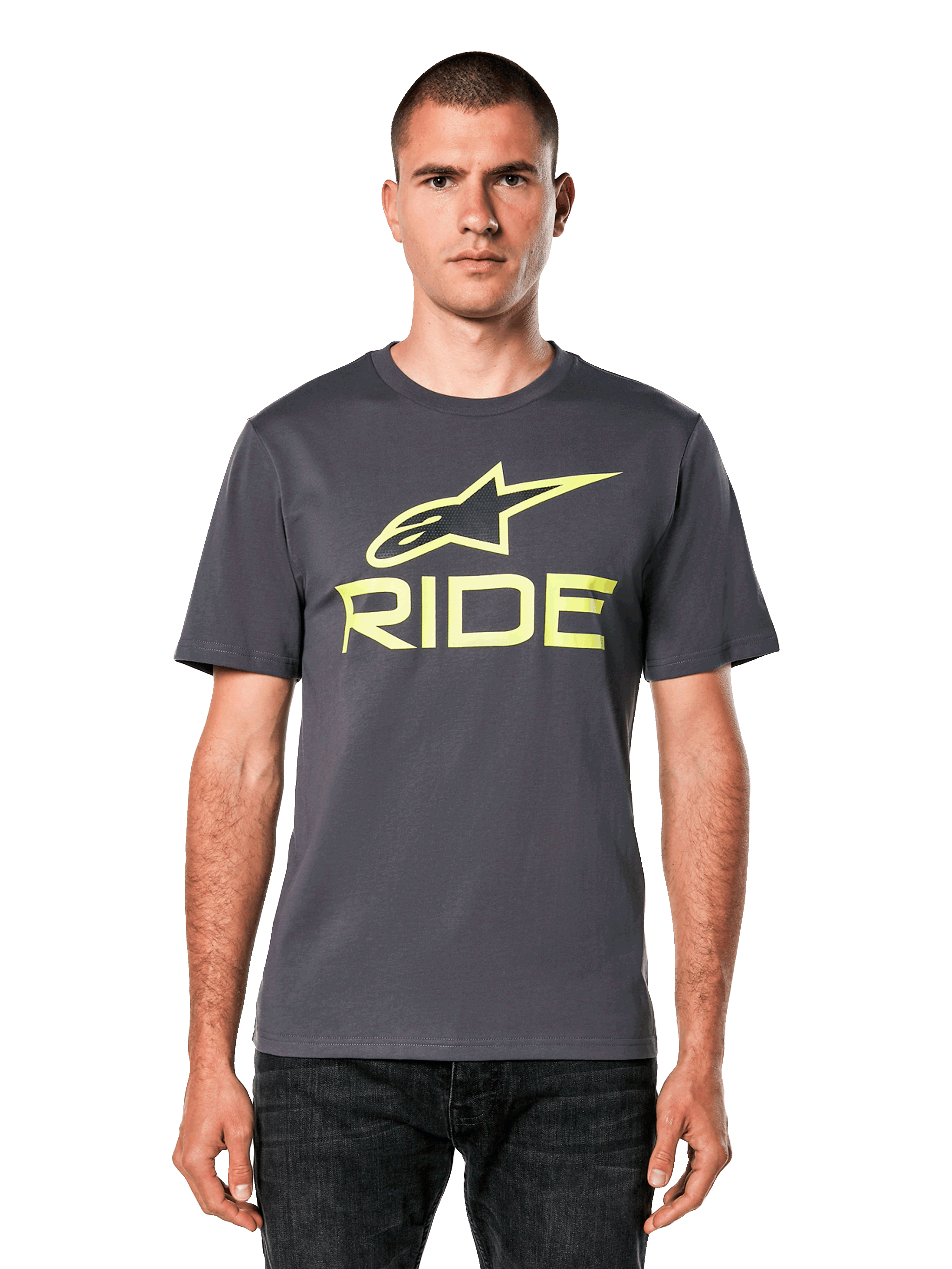 Alpinestars Ride 4.0 CSF T-shirt, T-shirt met korte mouwen, donkergrijs met limoengele Astars en Ride-logo, casual motorsport streetwear, gedragen door een model met donkere jeans tegen een witte achtergrond