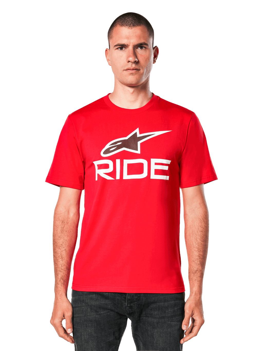 Alpinestars Ride 4.0 CSF Tee, rood T-shirt met korte mouwen, wit Alpinestars sterlogo en "RIDE" graphic op de borst, vooraanzicht op model, casual motorsportkleding
