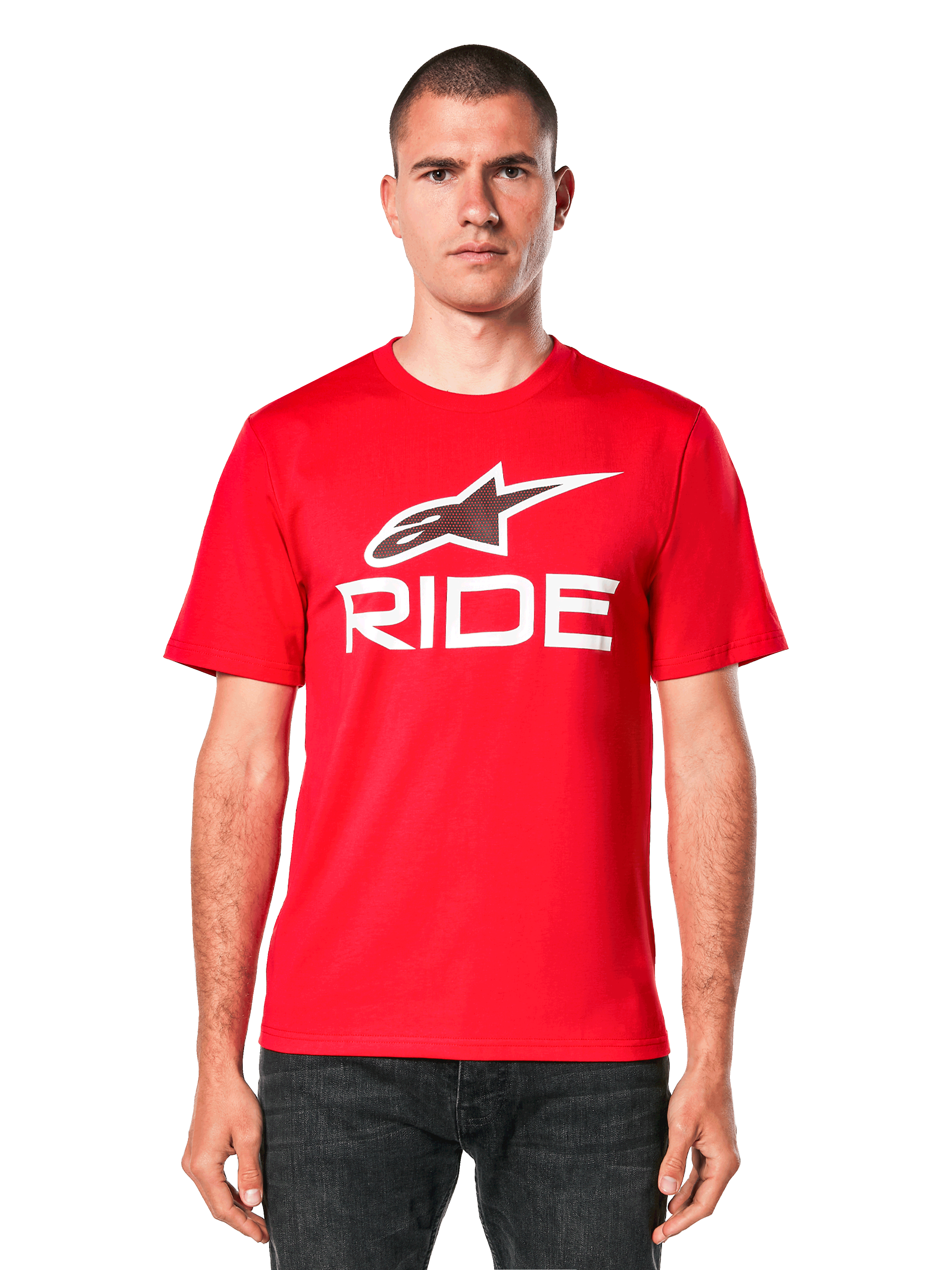 Alpinestars Ride 4.0 CSF Tee, rood T-shirt met korte mouwen, wit Alpinestars sterlogo en "RIDE" graphic op de borst, vooraanzicht op model, casual motorsportkleding