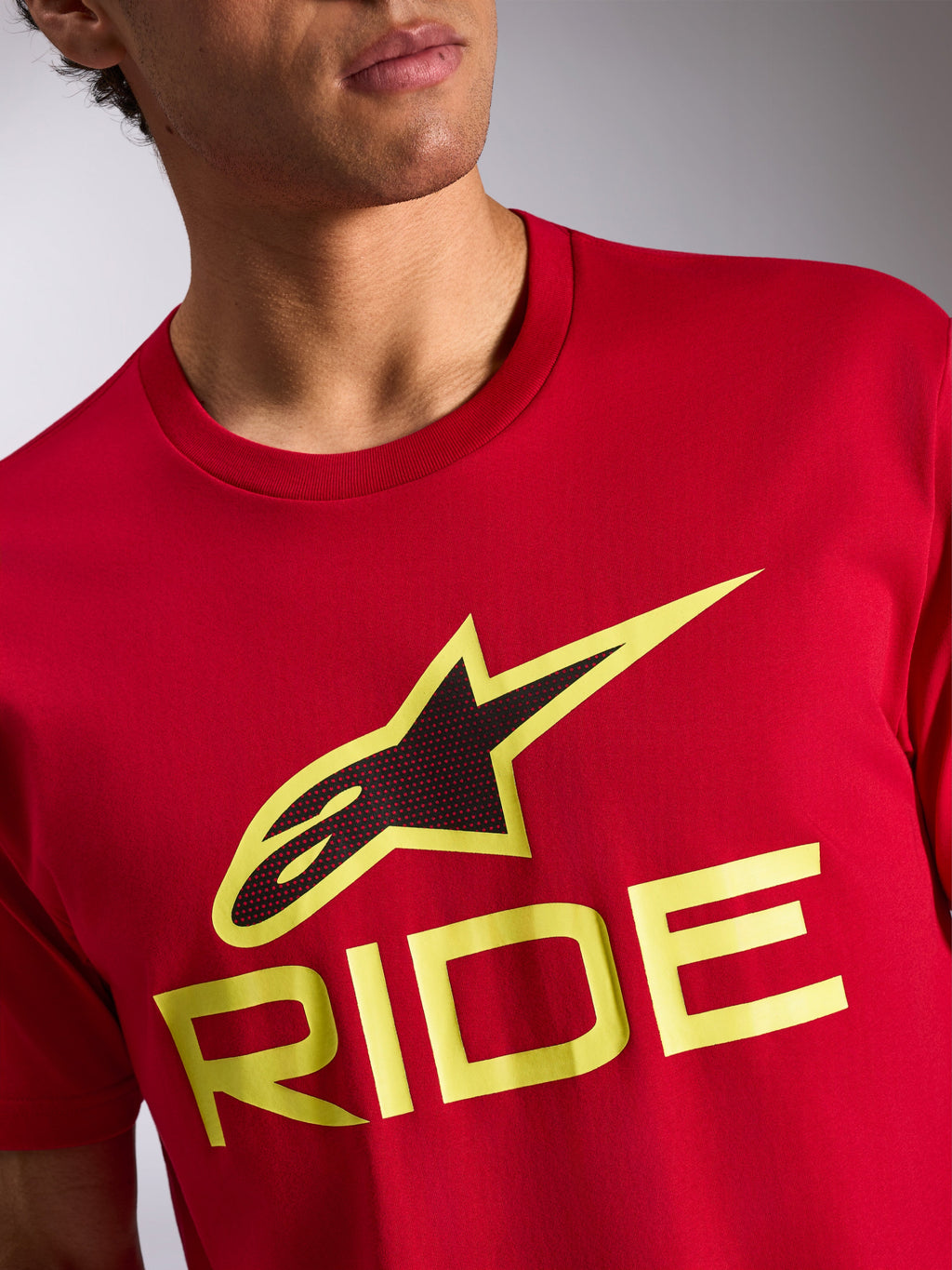 Alpinestars Ride 4.0 CSF Tee, T-shirt met korte mouwen, rood, logo op de voorzijde met zwart en hi-vis geel Astars-symbool en gele RIDE-tekst, casual motorsport sportkleding