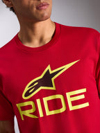 Alpinestars Ride 4.0 CSF Tee, T-shirt met korte mouwen, rood, logo op de voorzijde met zwart en hi-vis geel Astars-symbool en gele RIDE-tekst, casual motorsport sportkleding