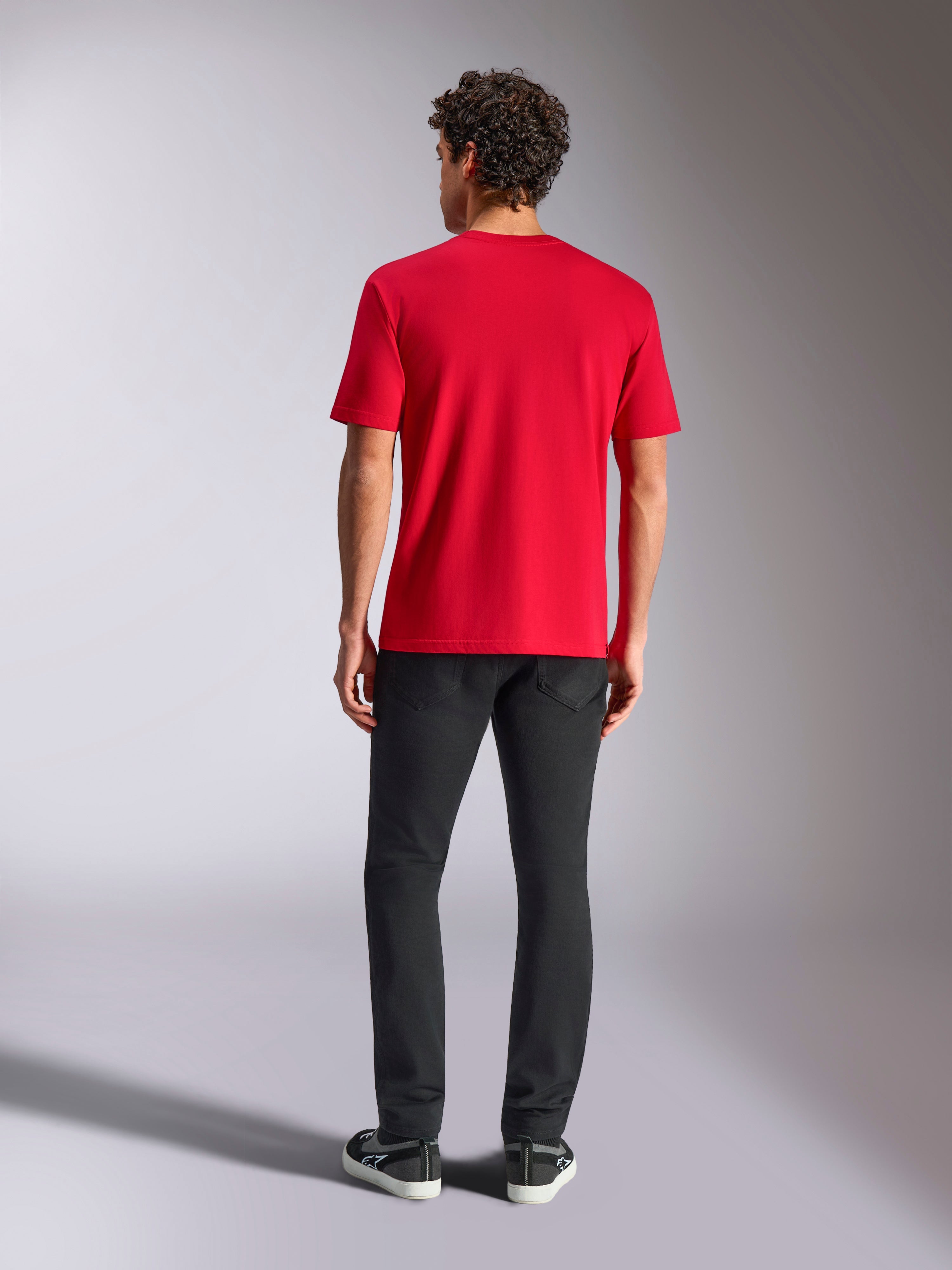 Alpinestars Ride 4.0 CSF Tee, T-shirt met korte mouwen, rood, achteraanzicht, gedragen met zwarte broek en zwarte sneakers, casual motorsport streetwear