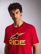 Alpinestars Ride 4.0 CSF Tee, T-shirt met korte mouwen, rood met hi-vis geel en zwart Ride-logo, gedragen door model, casual motorsport streetwear