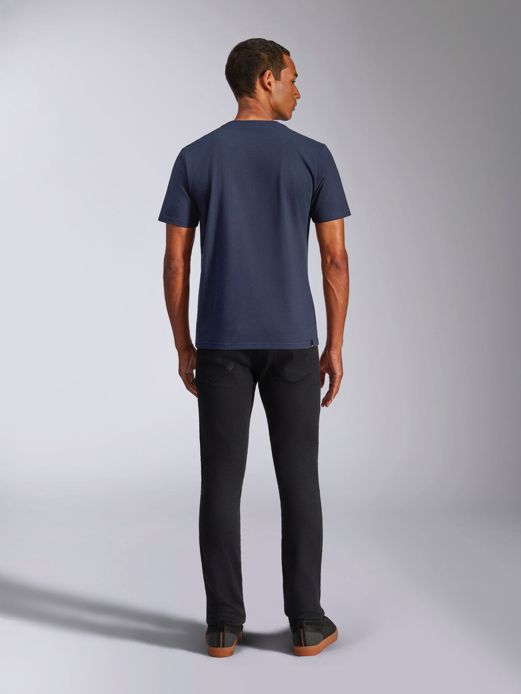 Alpinestars Ride 4.0 CSF Tee, T-shirt met korte mouwen, navy, achteraanzicht op model, gecombineerd met zwarte jeans, casual op motorsport geïnspireerde streetwear