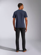 Alpinestars Ride 4.0 CSF Tee, T-shirt met korte mouwen, navy, achteraanzicht op model, gecombineerd met zwarte jeans, casual op motorsport geïnspireerde streetwear