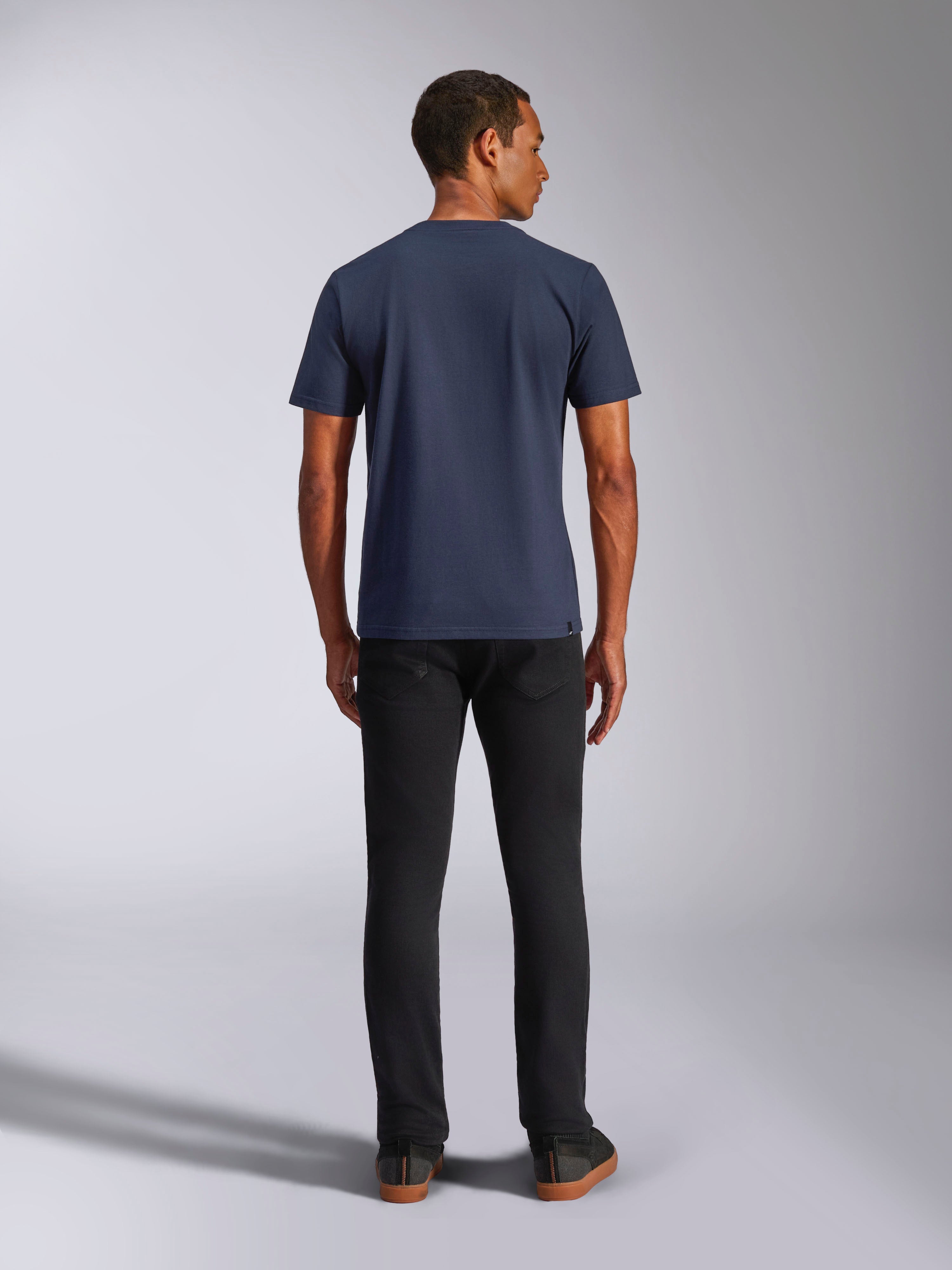 Alpinestars Ride 4.0 CSF Tee, T-shirt met korte mouwen, navy, achteraanzicht op model, gecombineerd met zwarte jeans, casual op motorsport geïnspireerde streetwear