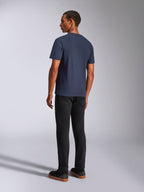 Alpinestars Ride 4.0 CSF Tee, marineblauw, T-shirt met korte mouwen, achteraanzicht, gedragen door model met zwarte broek, casual motorsport-geïnspireerde lifestyle kleding