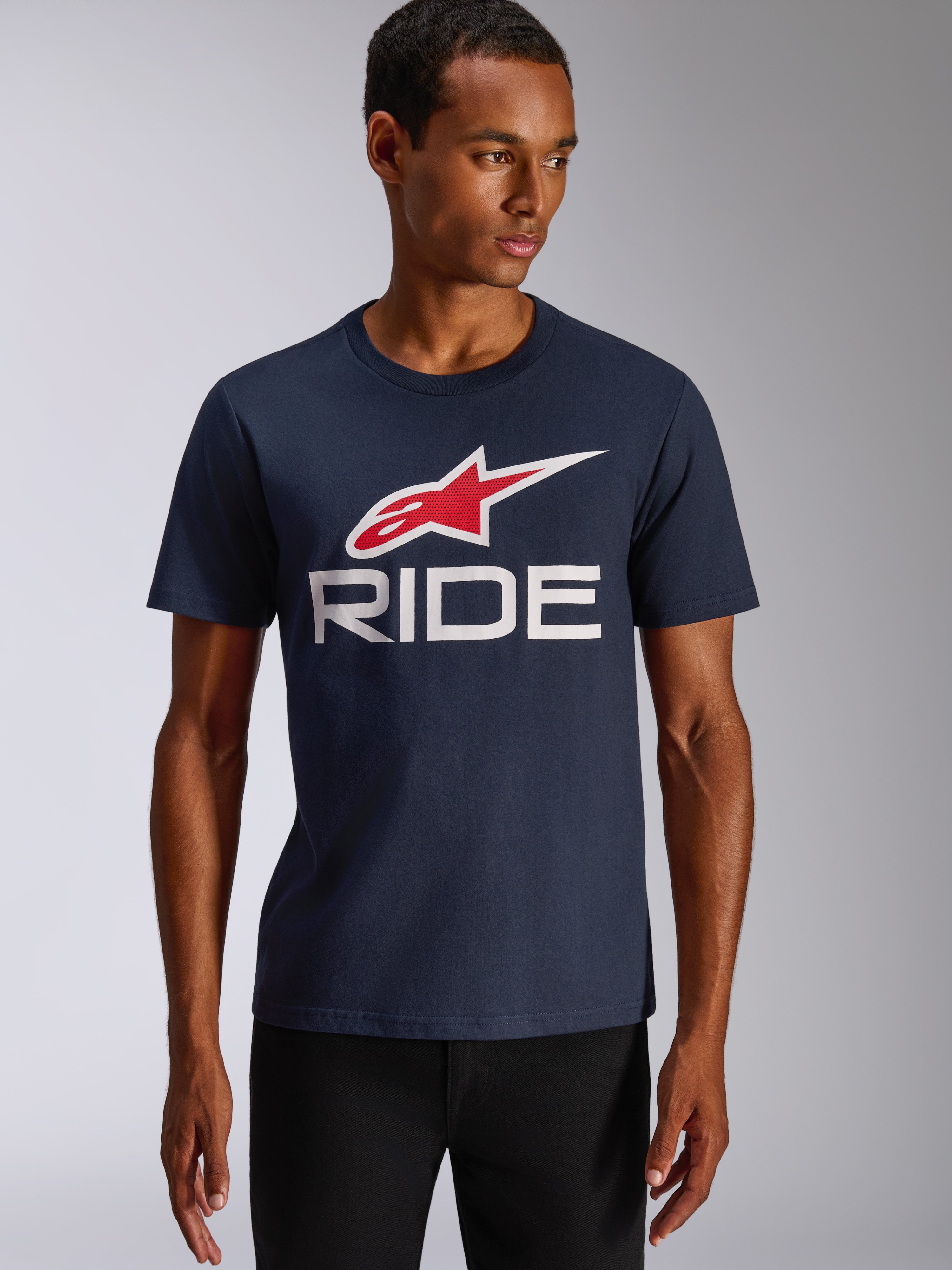 Alpinestars Ride 4.0 CSF Tee, T-shirt met korte mouwen, donkerblauw, rood en wit Ride 4.0-logo op de borst, casual motorsport streetwear