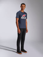 Alpinestars Ride 4.0 CSF Tee, T-shirt met korte mouwen, donkerblauw, wit RIDE-logo met rode Alpinestars-ster, gedragen door een model met zwarte broek en sneakers, casual motorsport lifestyle kleding