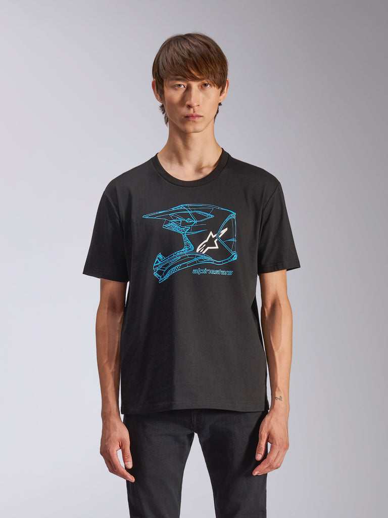 Alpinestars CSF Tee, T-shirt met korte mouwen, zwart, blauwe grafische print van een motorcrosshelm met wit Astars-logo, casual motorsport-geïnspireerde streetwear gedragen door een model