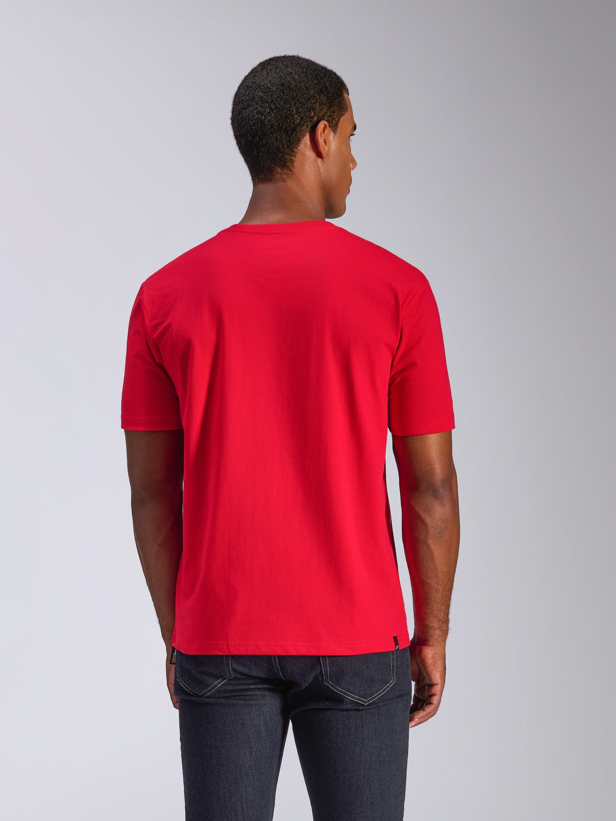 Alpinestars CSF Tee, T-shirt met korte mouwen, rood, achteraanzicht, gedragen met donkere jeans, casual motorsport streetwear