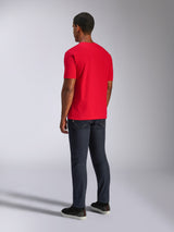 Alpinestars CSF Tee, T-shirt met korte mouwen, rood, achteraanzicht op model, gedragen met donkere jeans en zwarte schoenen, casual op motorsport geïnspireerde streetwear