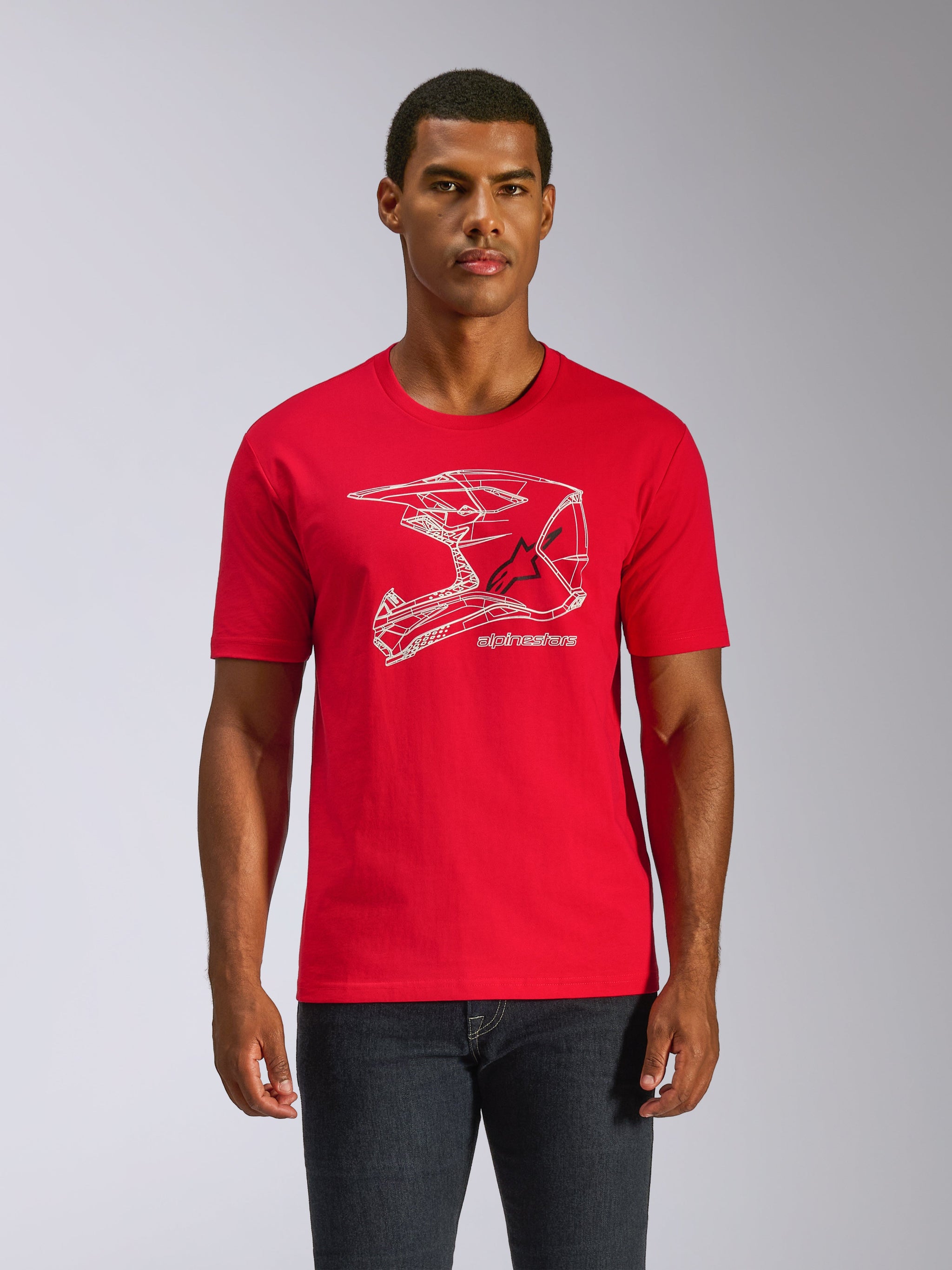 Alpinestars CSF Tee, T-shirt met korte mouwen, rood, witte grafische MX-helm print op de borst, casual motorsport streetwear, model draagt rood shirt met donkere broek