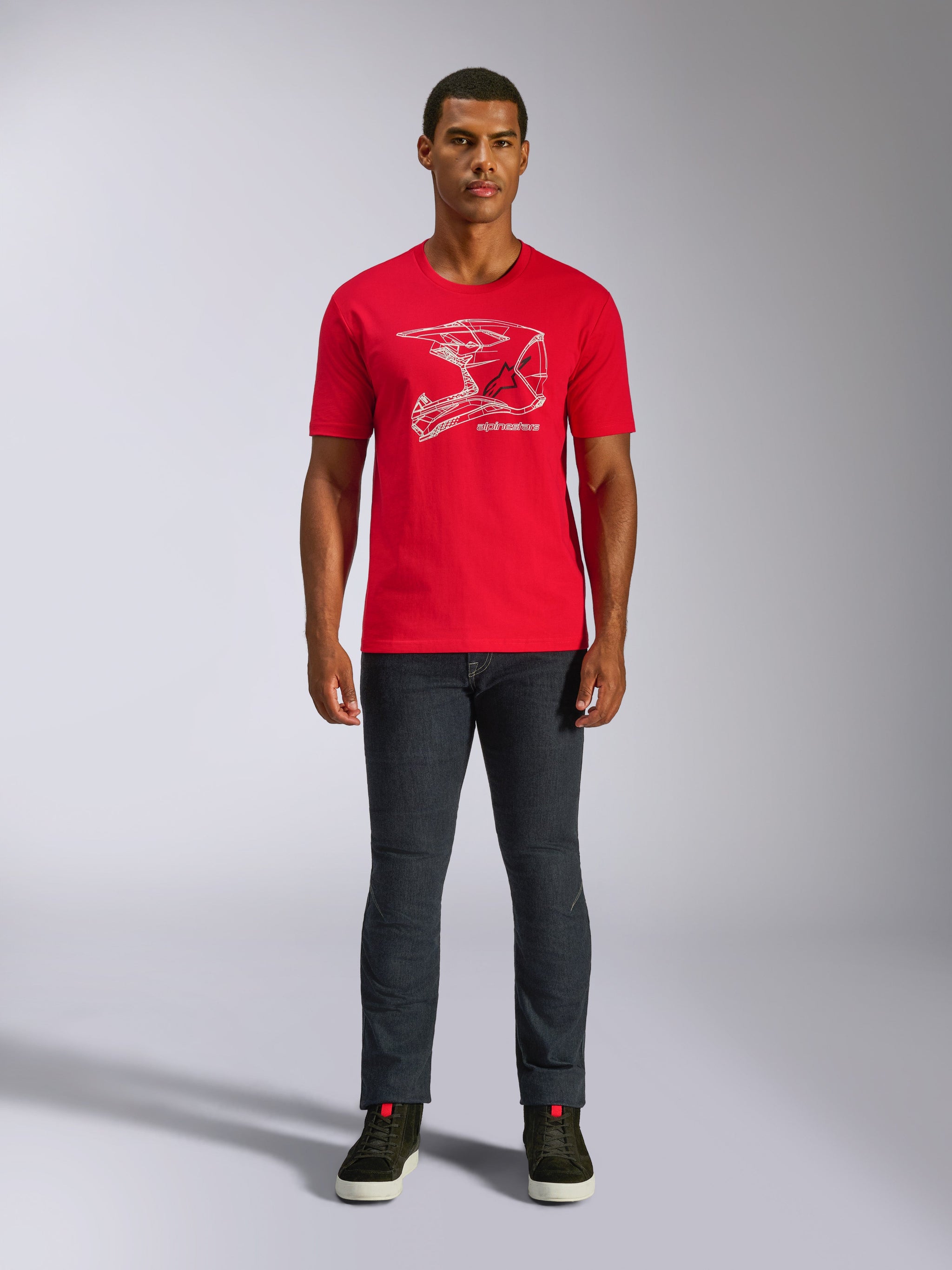 Alpinestars MX Helmet CSF Tee, T-shirt met korte mouwen, rood, witte MX-helm graphic, casual motorsport sportkleding, gedragen met donkere jeans en sneakers