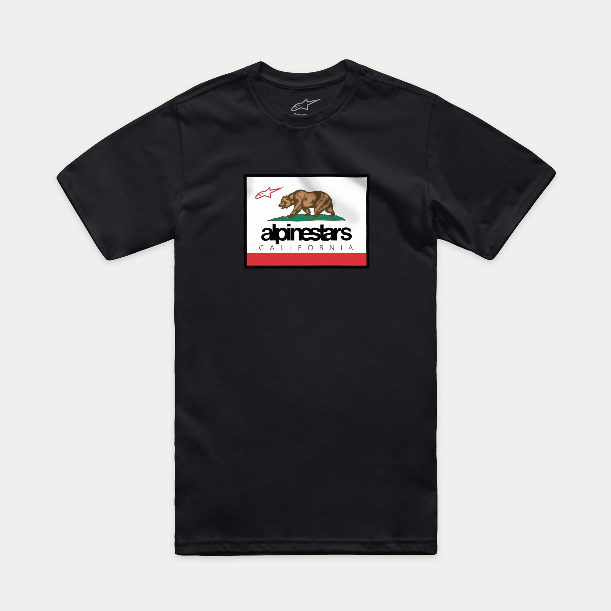 Alpinestars Cali 2.0 CSF Tee, T-shirt met korte mouwen, zwart, op Californië geïnspireerde graphic met een grizzlybeer en Alpinestars-logo, casual motorsportkleding