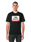Alpinestars Cali 2.0 CSF Tee, T-shirt met korte mouwen, zwart, met een Cali 2.0 graphic op de voorzijde met een bruine beer en Alpinestars California branding, casual motorsport streetwear