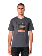 Alpinestars Galun CSF T-shirt, donkergrijs T-shirt met korte mouwen, vintage benzineblik grafische print met oranje en witte astars branding, casual motorsport-geïnspireerde streetwear