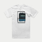 Alpinestars Galun CSF Tee, T-shirt met korte mouwen, wit, voorzien van een centrale vintage gasblik-afbeelding met 'astars Hi Performance Products' tekst en Romeinse cijfers, casual motorsport sportkleding