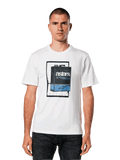 Alpinestars Galun CSF Tee, wit T-shirt met korte mouwen, blauwe en zwarte vintage graphic van een benzineblik met Astars-logo en Romeinse cijfers MCMLXIII, casual motorsport streetwear