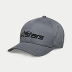 Alpinestars Blaze 2.0 pet, gestructureerde cap met gebogen klep, charcoal zwart, getextureerd zwart Astars-logo, stretch keperstof, casual streetwear geïnspireerd op de motorsport