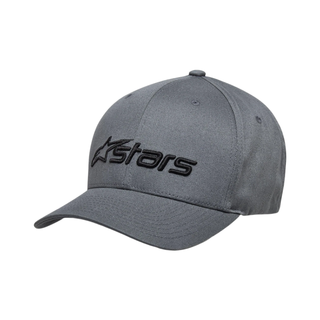 Alpinestars Blaze 2.0 pet, antraciet zwarte baseballcap met gebogen klep, zwart Alpinestars-logo met textuur op de voorkant, casual motorsport-geïnspireerd ontwerp