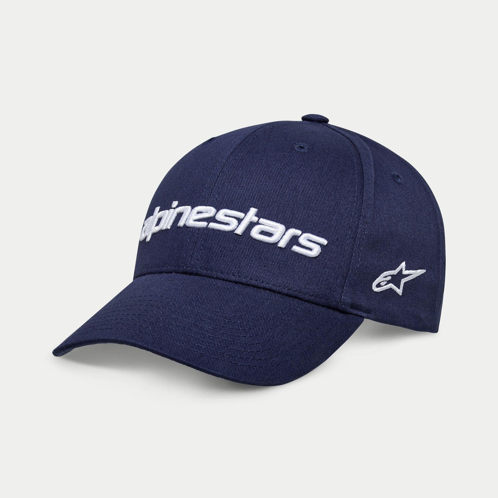 Alpinestars Linear Wordmark 2.0 pet, donkerblauwe snapback met wit borduurwerk, gebogen klep voorzien van 3D Alpinestars-woordmerk en Ageless sterlogo aan de zijkant, casual sportkleding