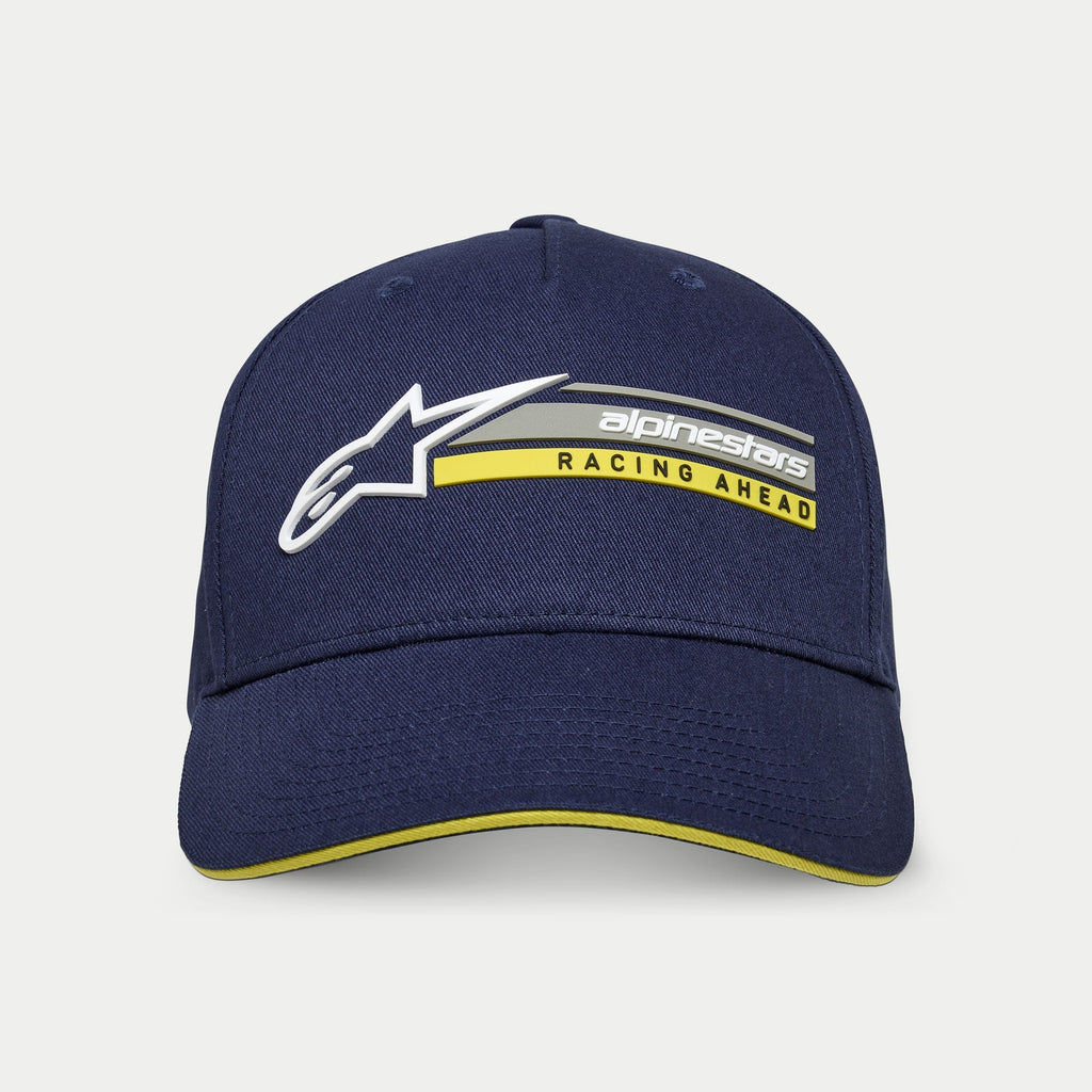 Alpinestars Par Hat, marineblauw, gestructureerde snapback cap met gebogen klep, voorzien van 3D wit Astars-logo en 'alpinestars RACING AHEAD' graphic in grijs en geel, geel sandwich-accent op de klep, casual motorsport streetwear