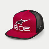 Alpinestars Ride 4.0 Trucker pet, rood en zwart, platte klep met gestructureerde kroon, wit 3D-geprint Ride-logo en Alpinestars A-star op de voorkant, zwarte mesh achterkant met wit geborduurd logo op de zijkant, casual streetwearstijl
