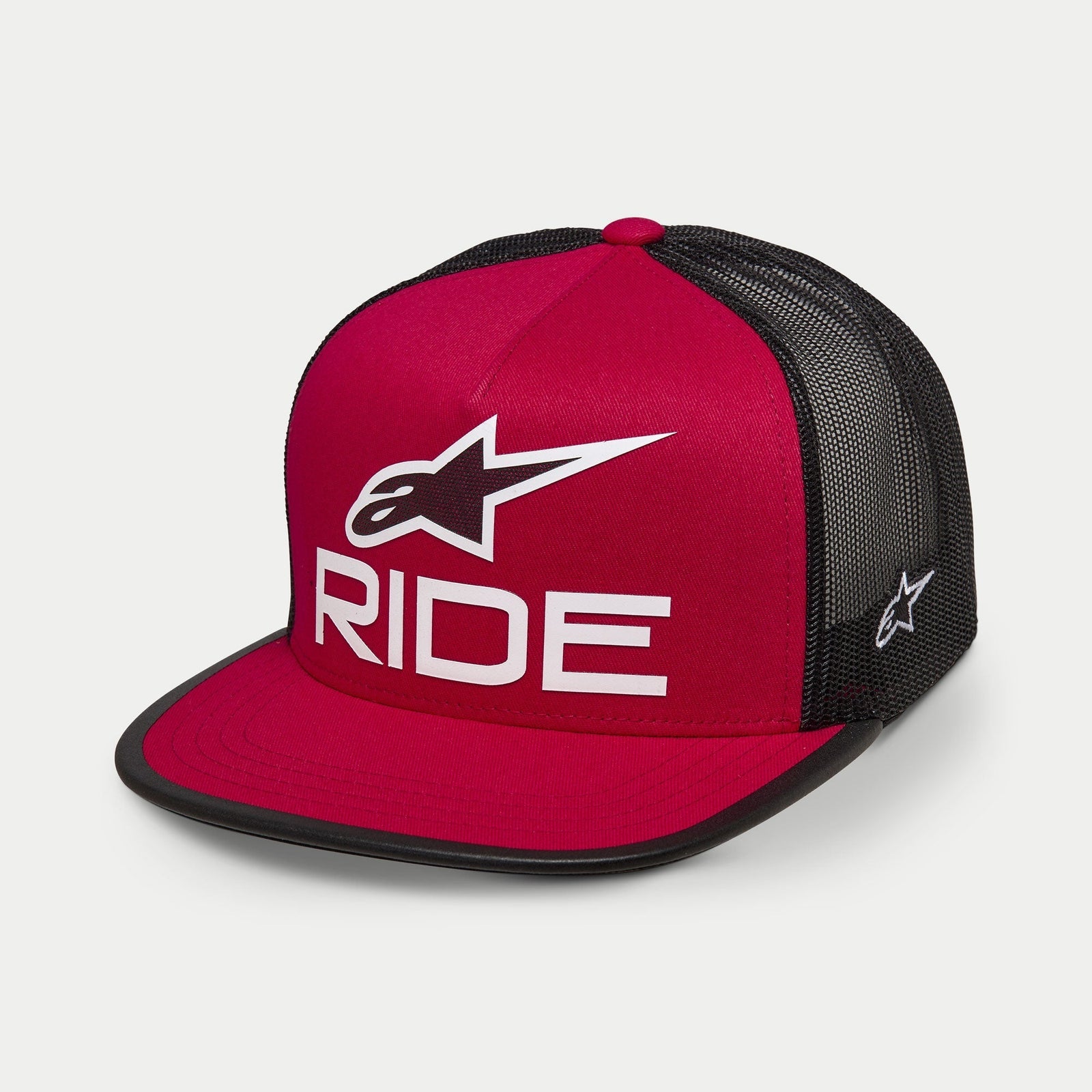 Alpinestars Ride 4.0 Trucker pet, rood en zwart, platte klep met gestructureerde kroon, wit 3D-geprint Ride-logo en Alpinestars A-star op de voorkant, zwarte mesh achterkant met wit geborduurd logo op de zijkant, casual streetwearstijl