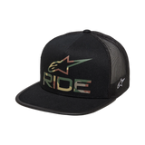 Alpinestars Ride 4.0 Camo Trucker pet, zwart, met een camouflage Alpinestars-logo en RIDE-tekst op de voorkant, platte klep, gestructureerde kroon, zwarte mesh achterkant voor ademend vermogen, casual op motorsport geïnspireerd ontwerp