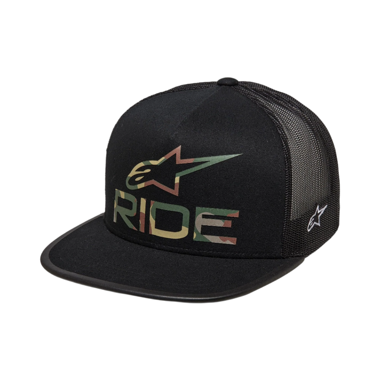 Alpinestars Ride 4.0 Camo Trucker pet, zwart, met een camouflage Alpinestars-logo en RIDE-tekst op de voorkant, platte klep, gestructureerde kroon, zwarte mesh achterkant voor ademend vermogen, casual op motorsport geïnspireerd ontwerp