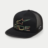 Alpinestars Ride 4.0 Camo Trucker pet, zwart, truckerpet, voorzien van RIDE-logo en ster in camouflageprint op de voorkant, zwarte mesh achterkant, platte klep, wit borduurwerk op de zijkant, casual motorsport-geïnspireerde pet