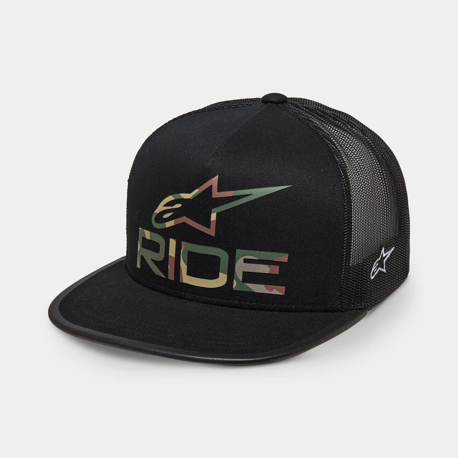 Alpinestars Ride 4.0 Camo Trucker pet, zwart, truckerpet, voorzien van RIDE-logo en ster in camouflageprint op de voorkant, zwarte mesh achterkant, platte klep, wit borduurwerk op de zijkant, casual motorsport-geïnspireerde pet