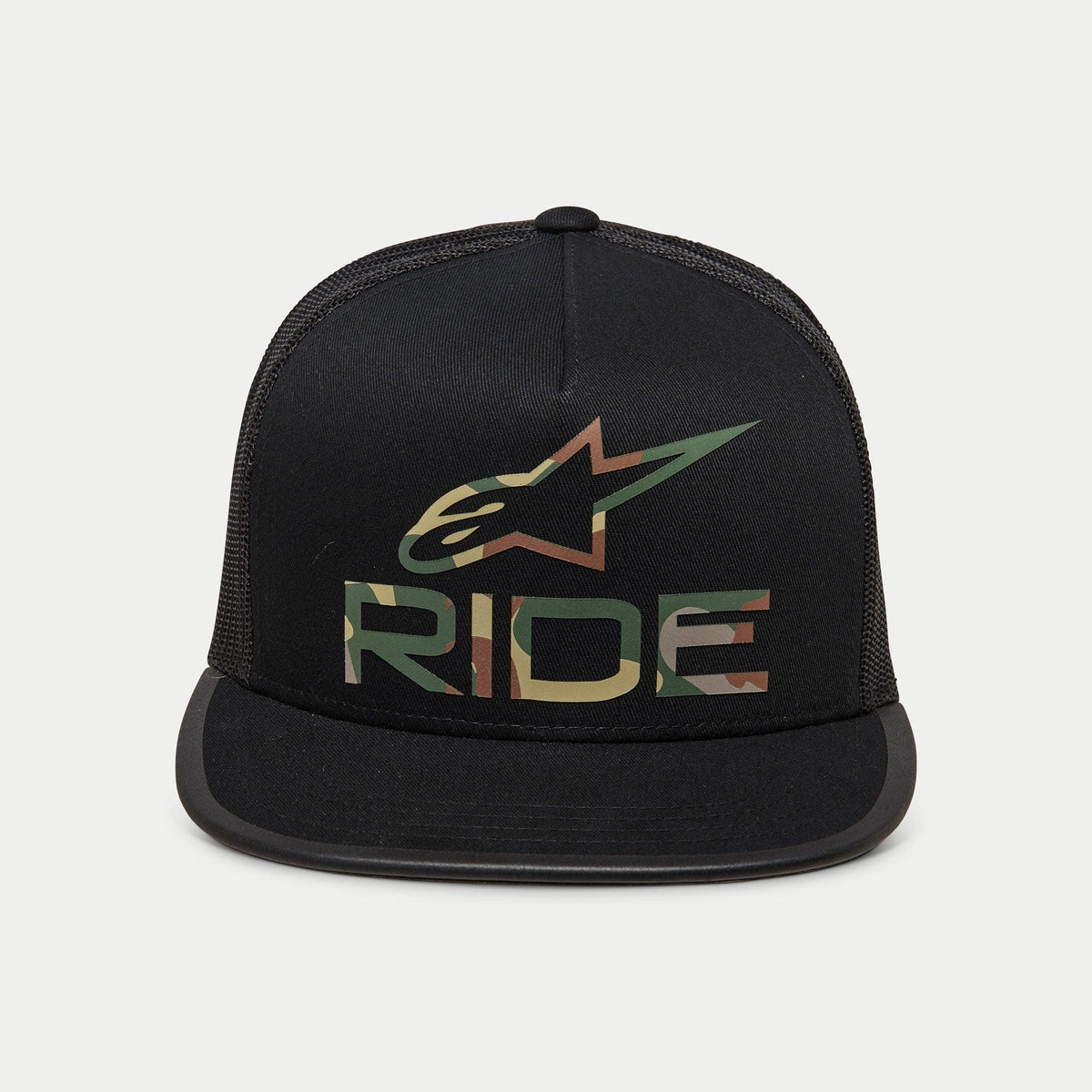 Alpinestars Ride 4.0 Camo Trucker Hat, zwarte snapback pet in trucker-stijl, met logo in camouflagepatroon en 'RIDE' tekst op een gestructureerde kroon, platte klep, ademende zwarte mesh achterkant, casual motorsport-geïnspireerd ontwerp