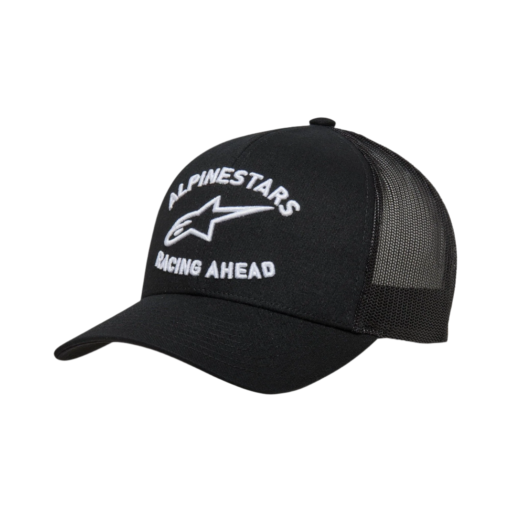 Alpinestars Triple Trucker pet, zwarte truckerpet met gebogen klep en mesh achterkant, wit 3D lock-up borduurwerk met 'Alpinestars Racing Ahead' en logo, casual motorsport-geïnspireerde hoofdbedekking