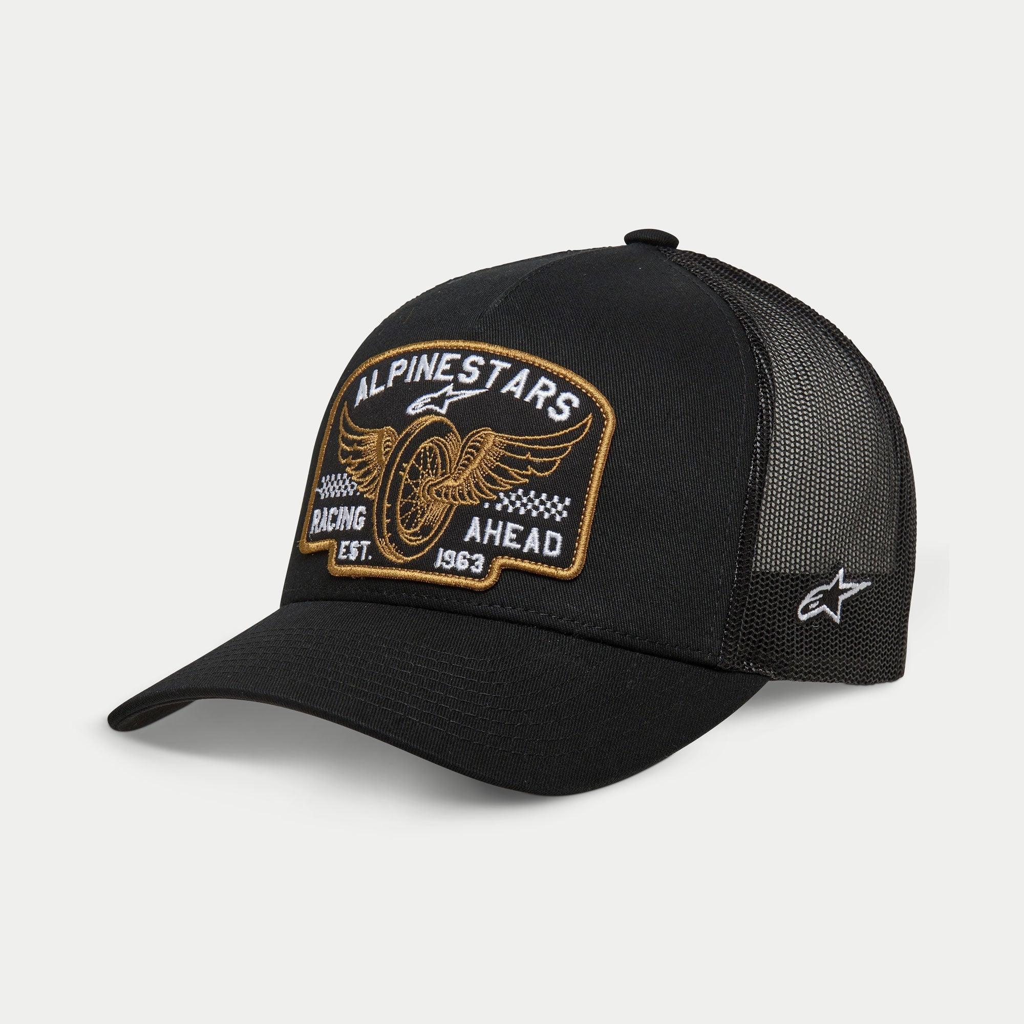 Alpinestars Heritage Patch Trucker Hat, zwart, gestructureerde kroon met gebogen klep, grote geborduurde heritage patch op de voorzijde met gevleugeld wiel en 'Racing Ahead Est. 1963', zwarte mesh panelen aan de achterkant met sterlogo aan de zijkant, casual motorsport lifestyle hoofdbedekking