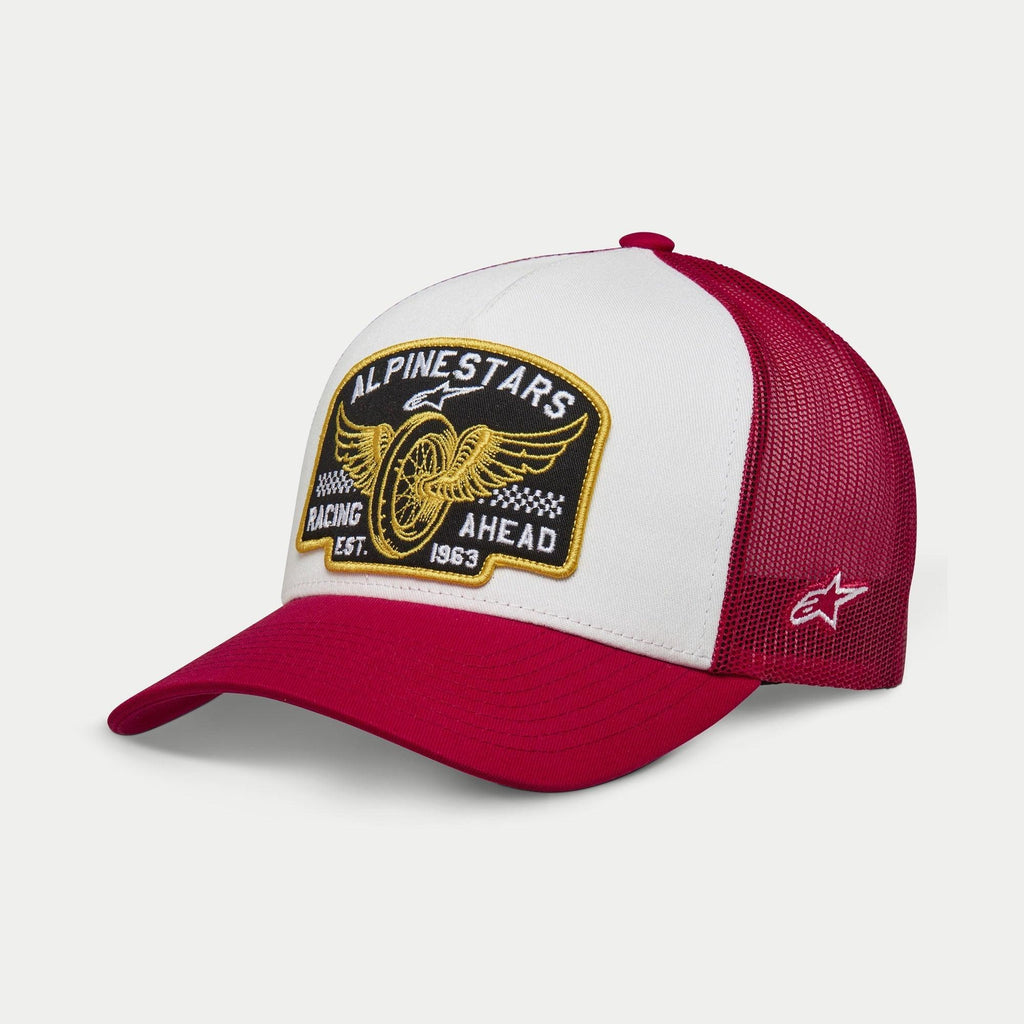 Alpinestars Heritage Patch Trucker pet, wit en rood, gestructureerd wit voorpaneel met grote geborduurde Alpinestars Racing Ahead patch, rode gebogen klep en mesh achterzijde, sterlogo op de zijkant, casual lifestyle hoofdbedekking