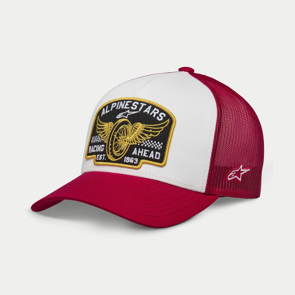 Alpinestars Heritage Patch Trucker pet, wit en rood, gestructureerd wit voorpaneel met grote geborduurde Alpinestars Racing Ahead patch, rode gebogen klep en mesh achterzijde, sterlogo op de zijkant, casual lifestyle hoofdbedekking