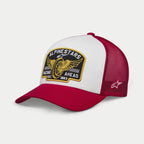 Alpinestars Heritage Patch Trucker pet, wit en rood, gestructureerd wit voorpaneel met grote geborduurde Alpinestars Racing Ahead patch, rode gebogen klep en mesh achterzijde, sterlogo op de zijkant, casual lifestyle hoofdbedekking