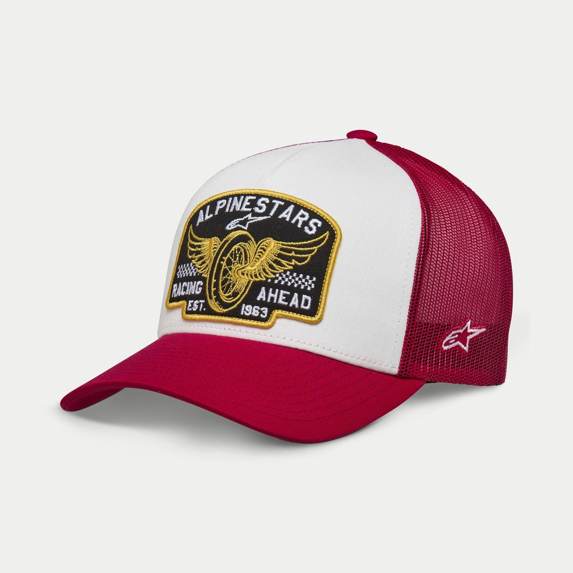 Alpinestars Heritage Patch Trucker pet, wit en rood, gestructureerd wit voorpaneel met grote geborduurde Alpinestars Racing Ahead patch, rode gebogen klep en mesh achterzijde, sterlogo op de zijkant, casual lifestyle hoofdbedekking