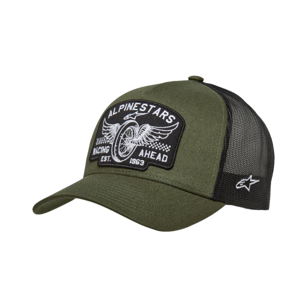 Alpinestars Heritage Patch Trucker pet, militair groen en zwart, grote geborduurde patch op de voorzijde met 'Alpinestars Racing Ahead' gevleugeld wiel-ontwerp, ademende zwarte mesh achterkant met wit logo aan de zijkant, gebogen klep, casual motorsport-hoofddeksel