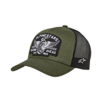 Alpinestars Heritage Patch Trucker pet, militair groen en zwart, grote geborduurde patch op de voorzijde met 'Alpinestars Racing Ahead' gevleugeld wiel-ontwerp, ademende zwarte mesh achterkant met wit logo aan de zijkant, gebogen klep, casual motorsport-hoofddeksel