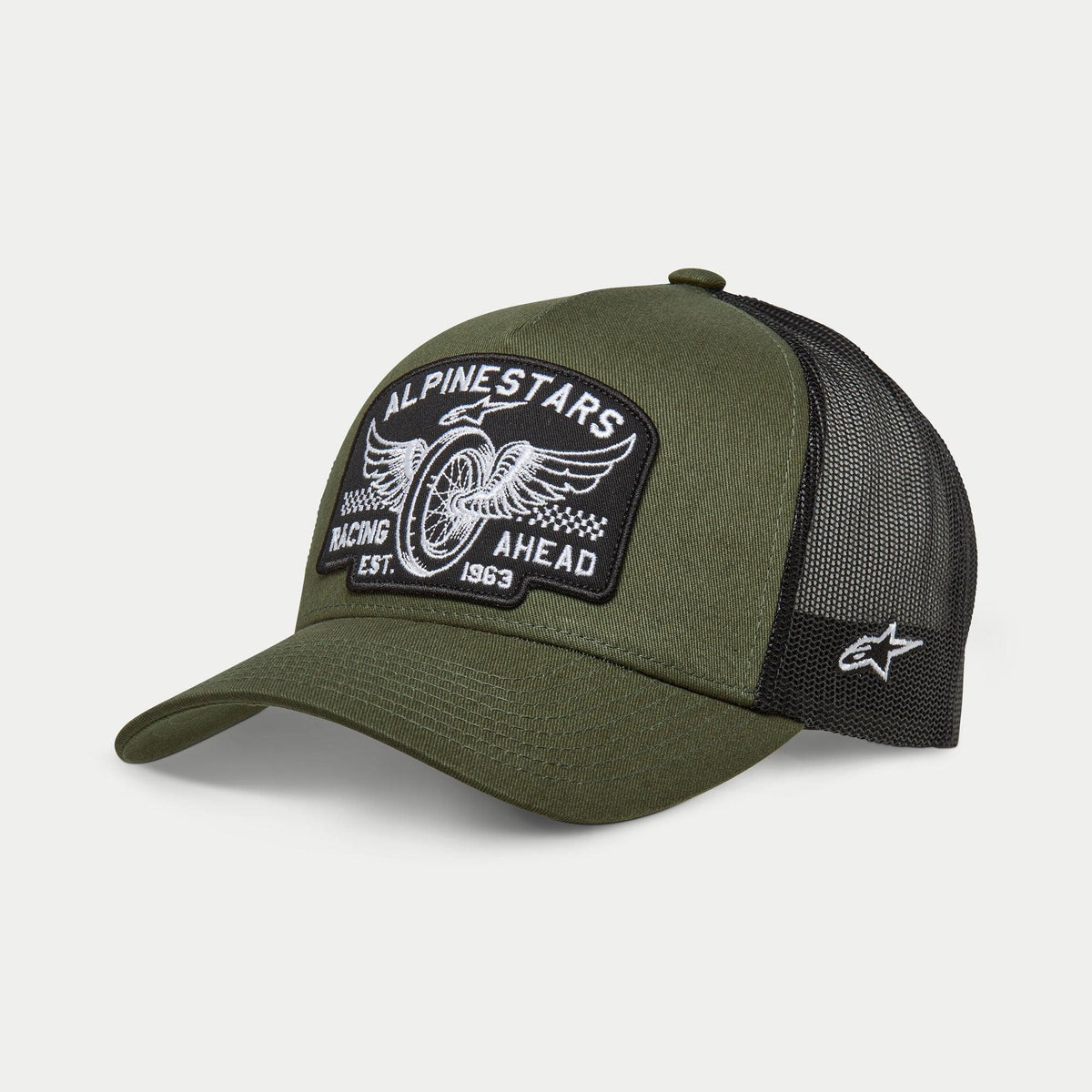 Alpinestars Heritage Patch Trucker pet, militair zwart en olijfgroen, gebogen klep met gestructureerde kroon, grote geborduurde patch op de voorzijde met een vintage motorwiel-graphic en 'Racing Ahead' tekst, zwarte mesh achterkant met wit Ageless-logo aan de zijkant.