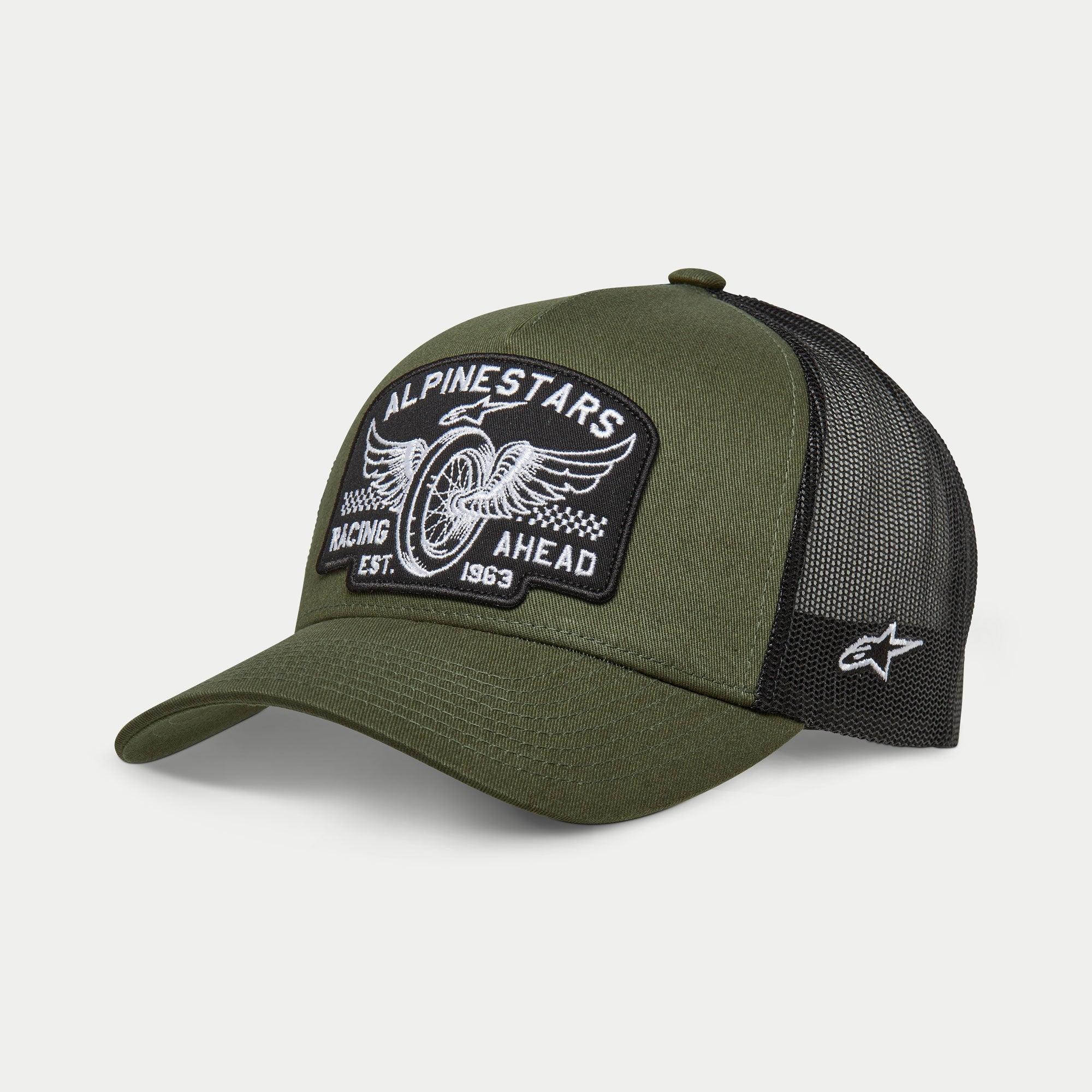 Alpinestars Heritage Patch Trucker pet, militair zwart en olijfgroen, gebogen klep met gestructureerde kroon, grote geborduurde patch op de voorzijde met een vintage motorwiel-graphic en 'Racing Ahead' tekst, zwarte mesh achterkant met wit Ageless-logo aan de zijkant.