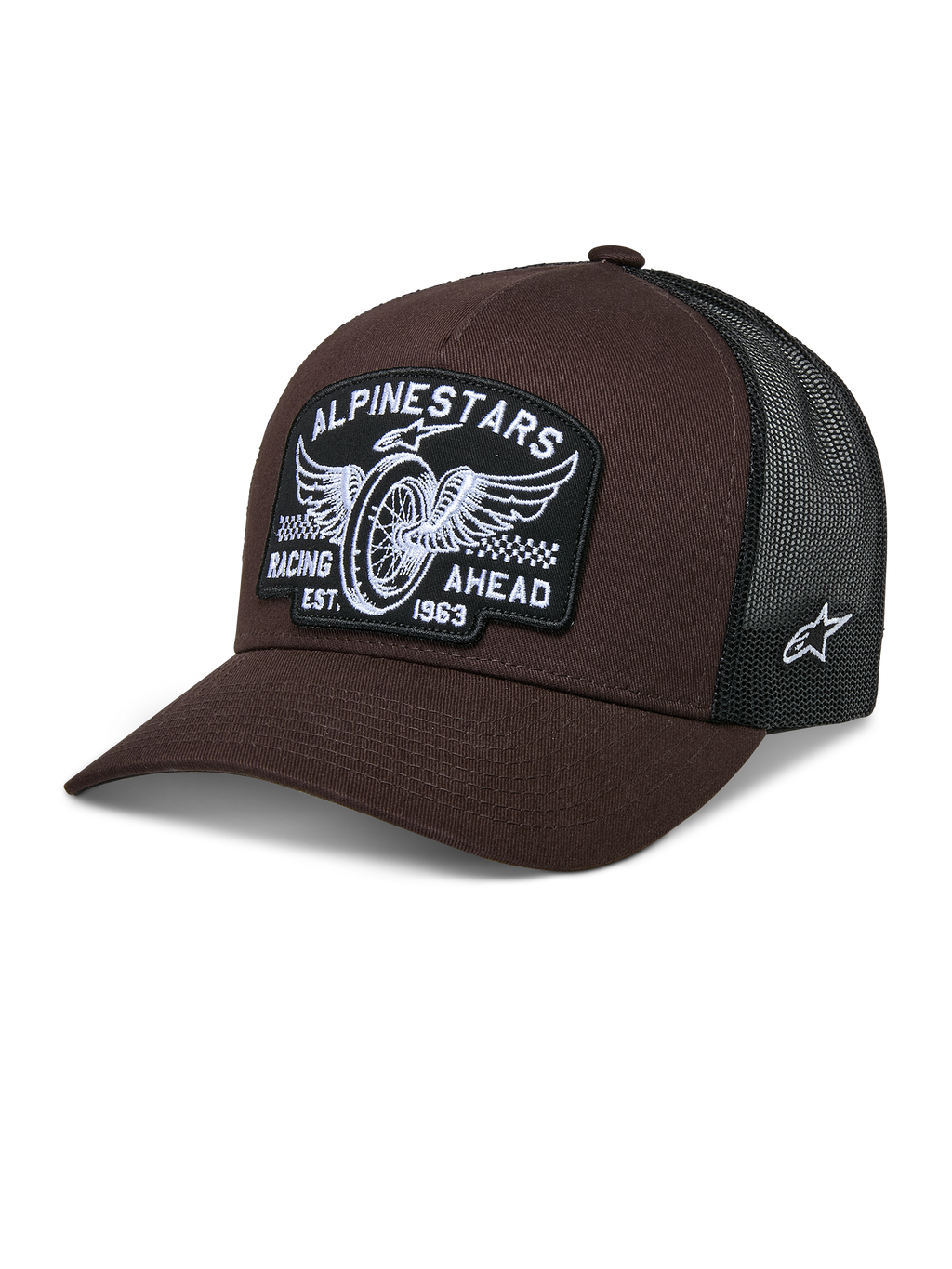 Alpinestars Heritage Patch Trucker Pet, bruin en zwart, met een grote patch aan de voorkant met geborduurd gevleugeld wiel en de tekst 'RACING AHEAD EST. 1963', ademende zwarte mesh achterkant, gebogen klep, wit sterlogo aan de zijkant, op motorsport geïnspireerde casual pet