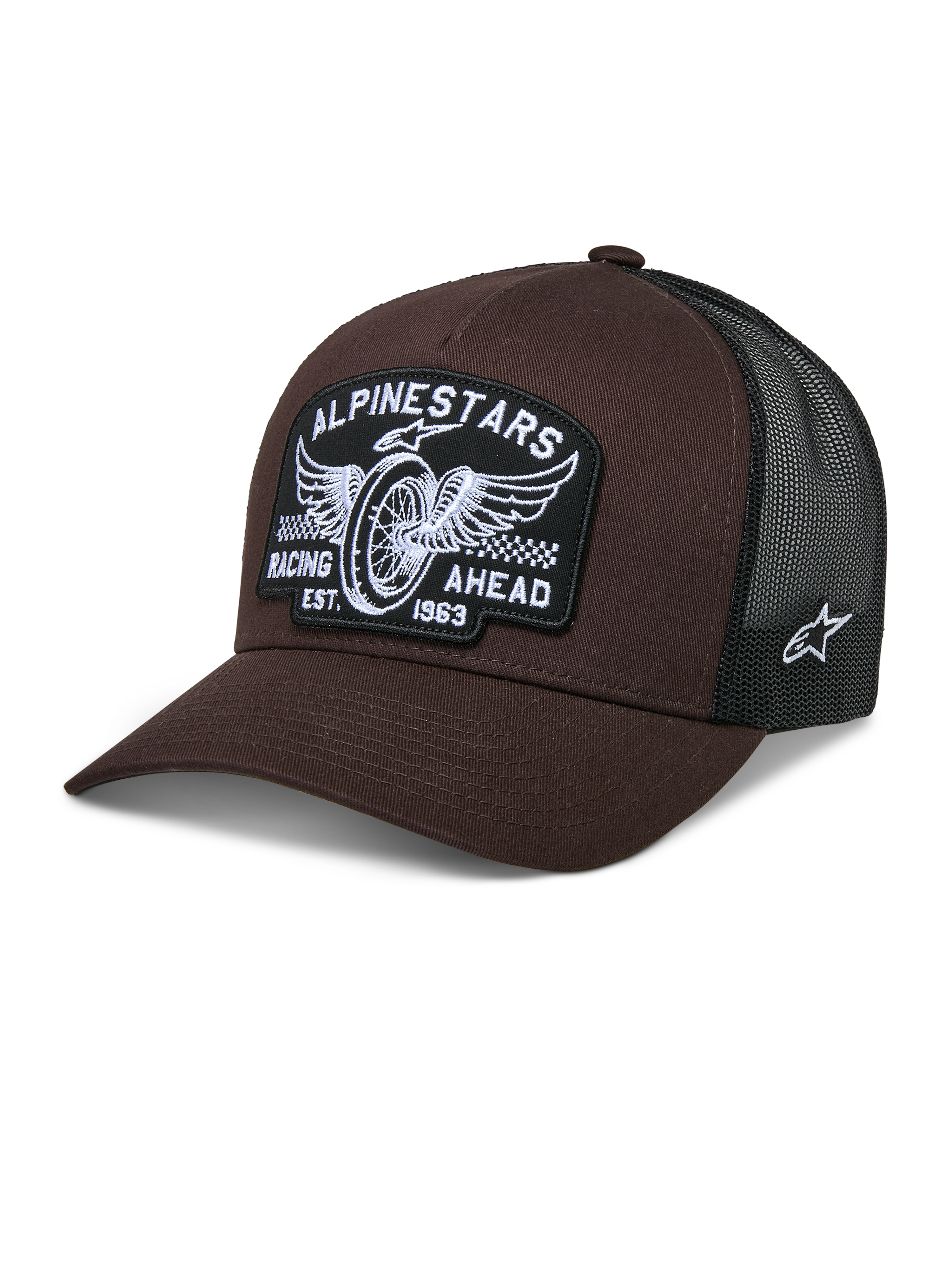 Alpinestars Heritage Patch Trucker Pet, bruin en zwart, met een grote patch aan de voorkant met geborduurd gevleugeld wiel en de tekst 'RACING AHEAD EST. 1963', ademende zwarte mesh achterkant, gebogen klep, wit sterlogo aan de zijkant, op motorsport geïnspireerde casual pet